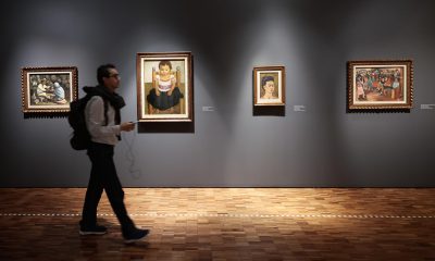 Una persona observa la muestra Relatos Modernos este lunes, obras emblemáticas de la Colección Gelman Santander en el Museo de Arte Moderno en Ciudad de México (México). EFE/ José Méndez