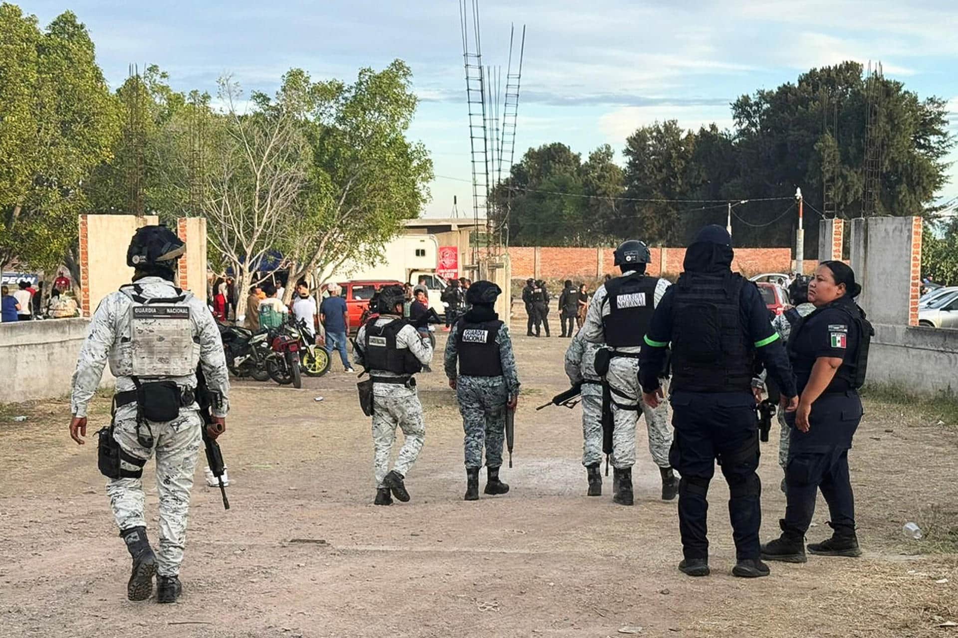 Integrantes de la Guardia Nacional de México custodian la zona donde se cometió un ataque armado en calles del estado de Guanajuato (México). Imagen de archivo. EFE/STR