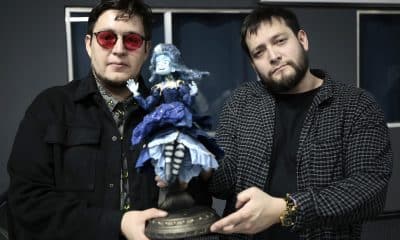 Los cofundadores de la casa productora Cinema Fantasma, Roy Ambriz (i) y Arturo Ambriz (d) posan con una figura del personaje de la película 'Soy Frankelda' en Ciudad de México (México). Imagen de archivo. EFE/ José Méndez