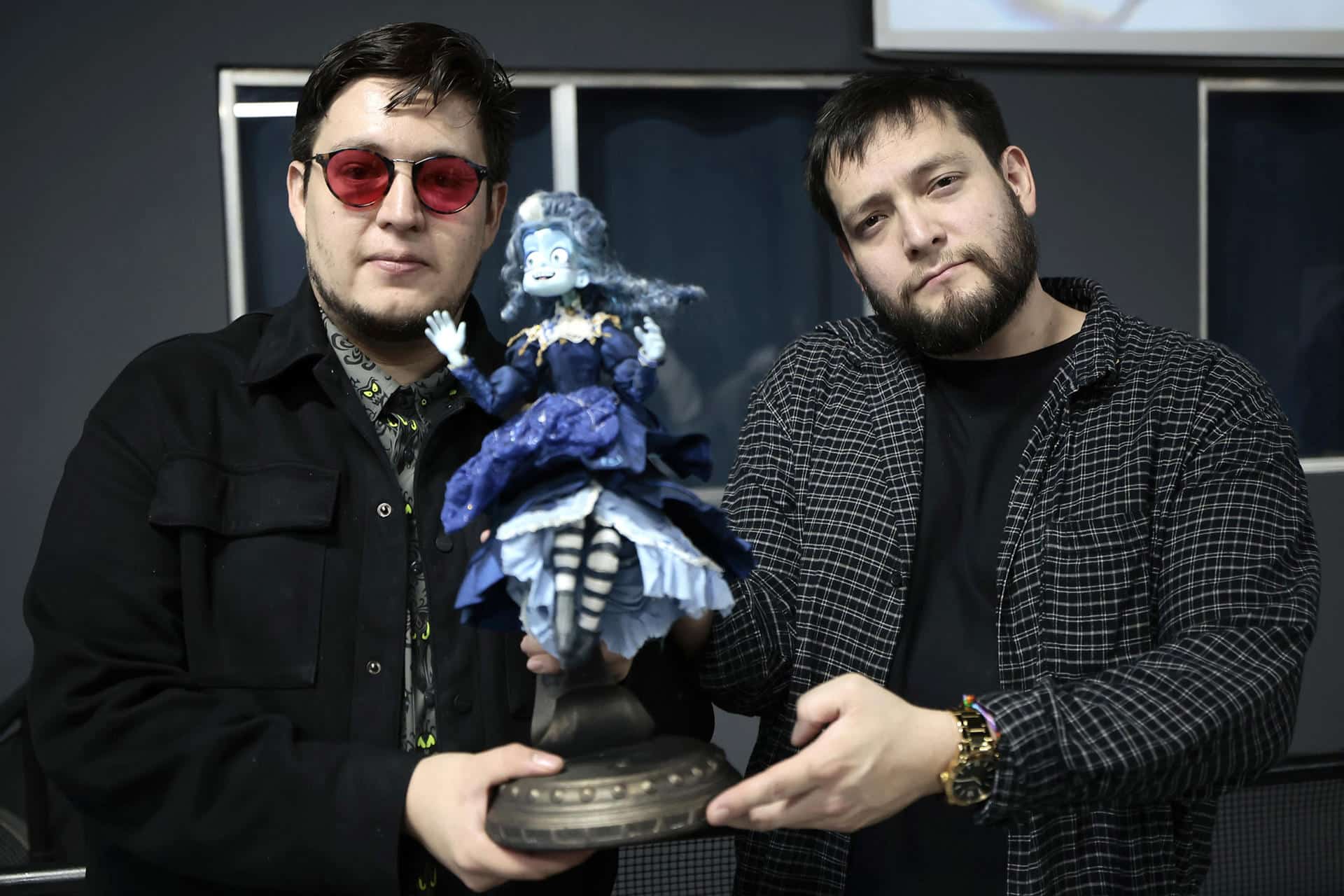 Los cofundadores de la casa productora Cinema Fantasma, Roy Ambriz (i) y Arturo Ambriz (d) posan con una figura del personaje de la película 'Soy Frankelda' en Ciudad de México (México). Imagen de archivo. EFE/ José Méndez