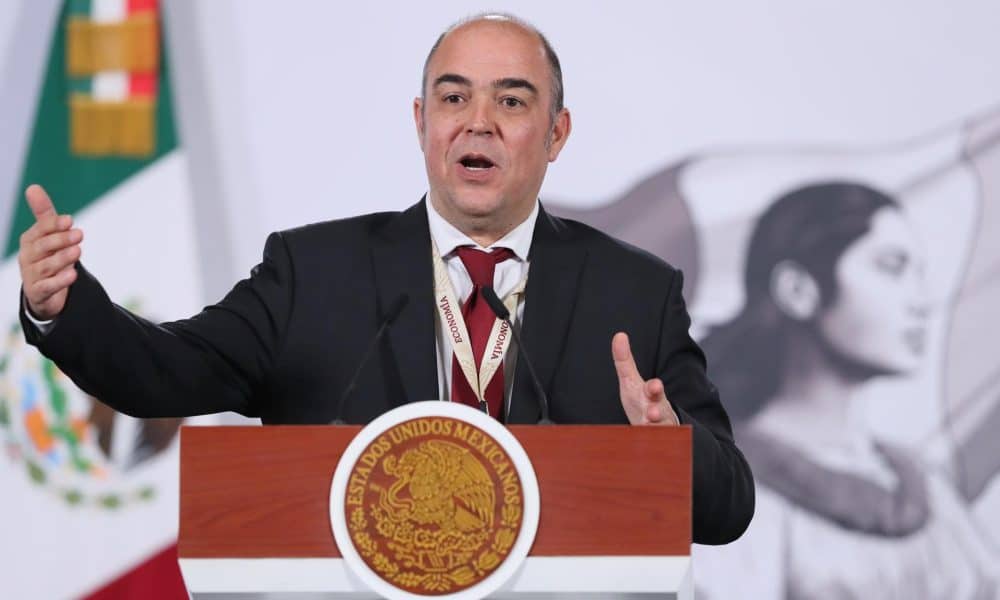 El jefe de la Unidad de Coordinación de Actividades Extractivas de la Secretaria de Economía (SE), José Fernando Aboitiz Saro, habla en una rueda de prensa este jueves en Palacio Nacional de la Ciudad de México (México). EFE/Mario Guzmán