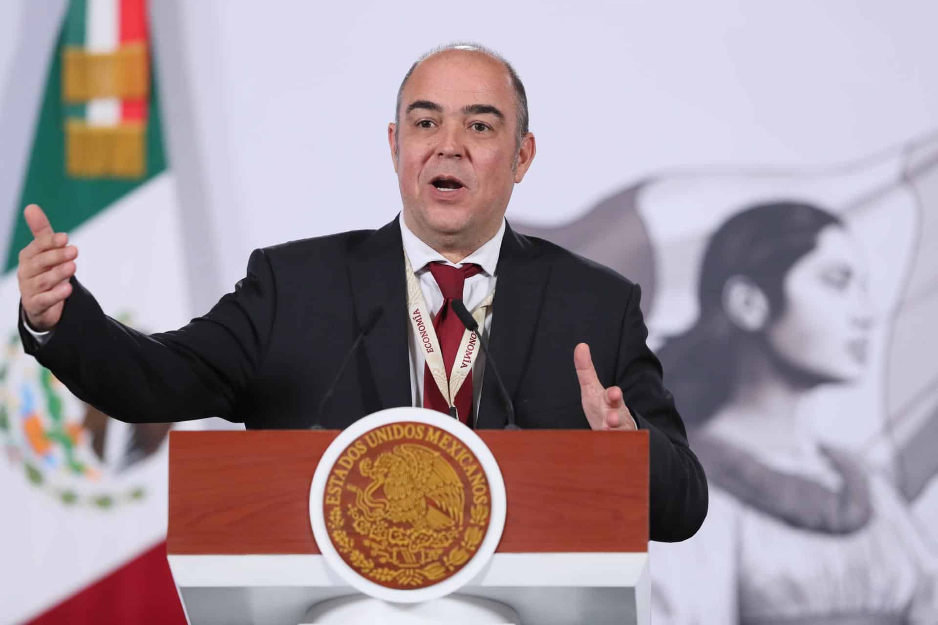 El jefe de la Unidad de Coordinación de Actividades Extractivas de la Secretaria de Economía (SE), José Fernando Aboitiz Saro, habla en una rueda de prensa este jueves en Palacio Nacional de la Ciudad de México (México). EFE/Mario Guzmán