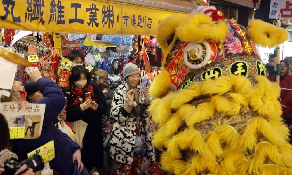 YOKOHAMA (Japón), 17/02/2026.- Una tradicional danza del león se realiza frente a una tienda como parte de las celebraciones del Año Nuevo Chino en el barrio chino de Yokohama. EFE/EPA/FRANCK ROBICHON