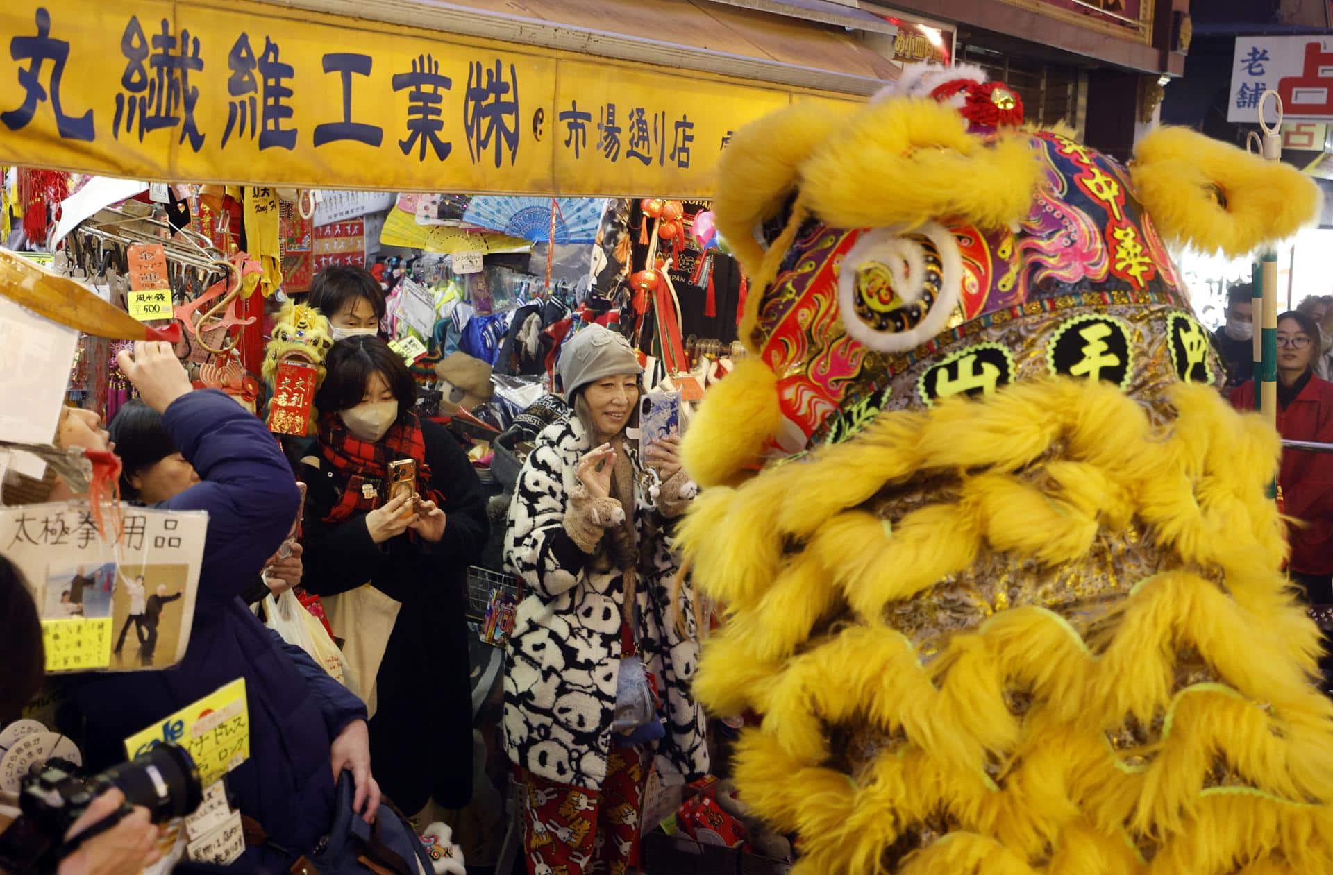 YOKOHAMA (Japón), 17/02/2026.- Una tradicional danza del león se realiza frente a una tienda como parte de las celebraciones del Año Nuevo Chino en el barrio chino de Yokohama. EFE/EPA/FRANCK ROBICHON
