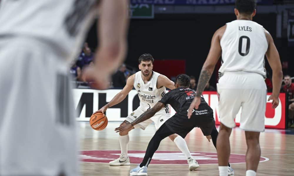 Campazzo (i), del Real Madrid, durante el partido de Liga ACB disputado en el Palacio de los Deportes de Madrid. EFE/Fernando Villar
