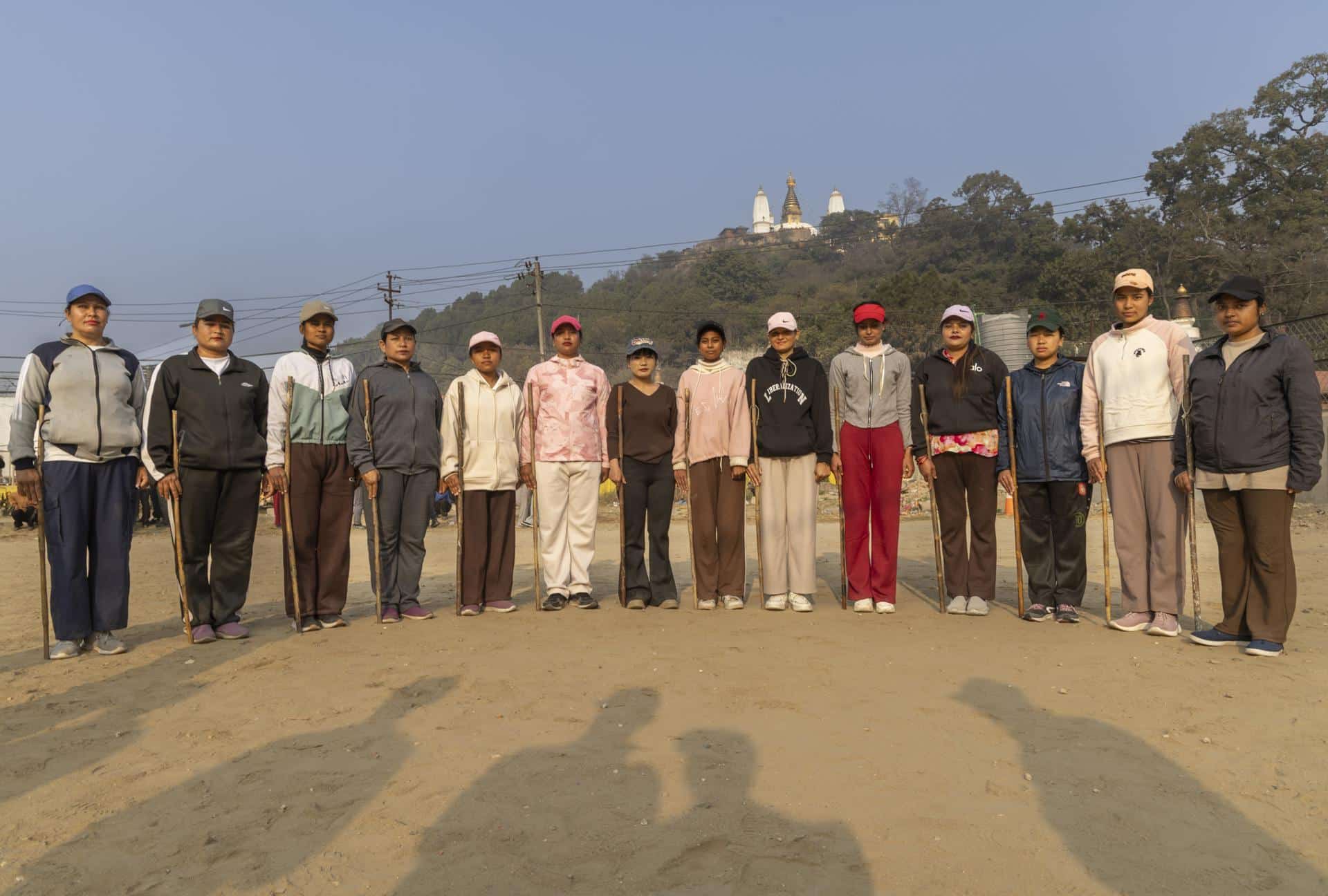 Katmandú (Nepal), 10/02/2026.- Civiles nepalíes participa en un entrenamiento físico previo a las próximas elecciones parlamentarias. EFE/EPA/NARENDRA SHRESTHA
