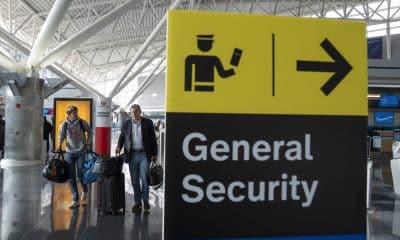 Personas caminan por un pasillo del aeropuerto John F. Kennedy en Nueva York (EE.UU.). Imagen de archivo. EFE/Ángel Colmenares
