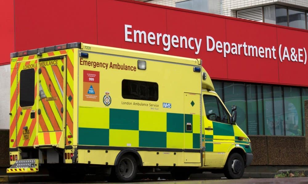 En la imagen de archivo, una ambulancia permanece aparcada a las puertas de urgencias de un hospital en Londres (Reino Unido). EFE/ Will Oliver