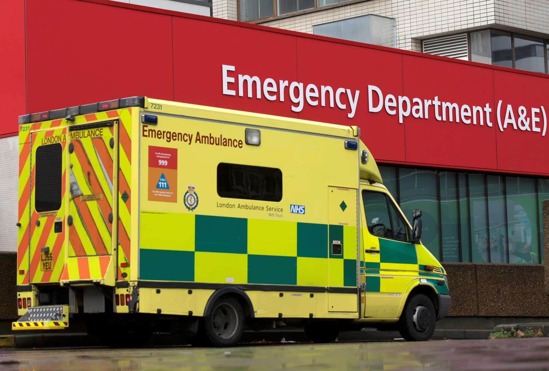 En la imagen de archivo, una ambulancia permanece aparcada a las puertas de urgencias de un hospital en Londres (Reino Unido). EFE/ Will Oliver