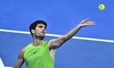 El tenista español Carlos Alcaraz, durante el partido de semifinales del torneo de Doha este jueves. EFE/ NOUSHAD THEKKAYIL