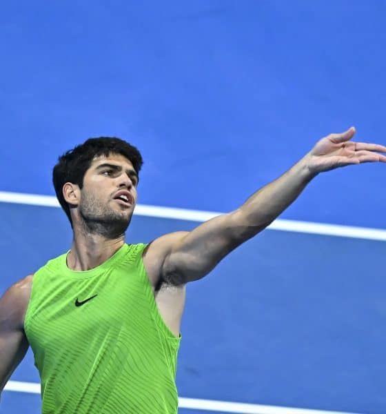 El tenista español Carlos Alcaraz, durante el partido de semifinales del torneo de Doha este jueves. EFE/ NOUSHAD THEKKAYIL