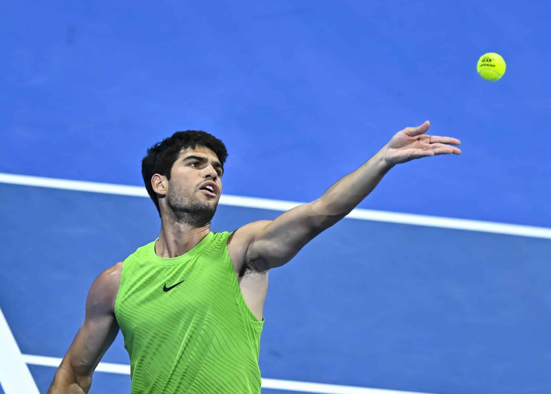 El tenista español Carlos Alcaraz, durante el partido de semifinales del torneo de Doha este jueves. EFE/ NOUSHAD THEKKAYIL