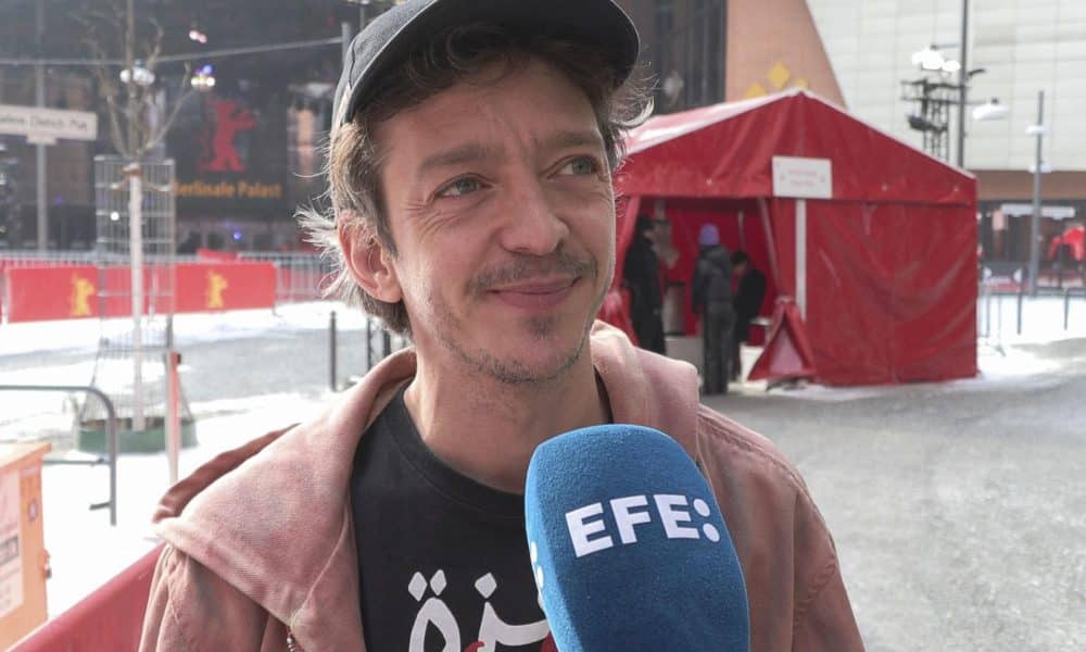 - El actor Nahuel Pérez Biscayart realiza declaraciones a EFE con motivo de la presentación de la película 'Narciso', del realizador paraguayo Marcelo Martinessi este martes en la Berlinale. EFE/ Andrea Gallego y Paloma Rocha
