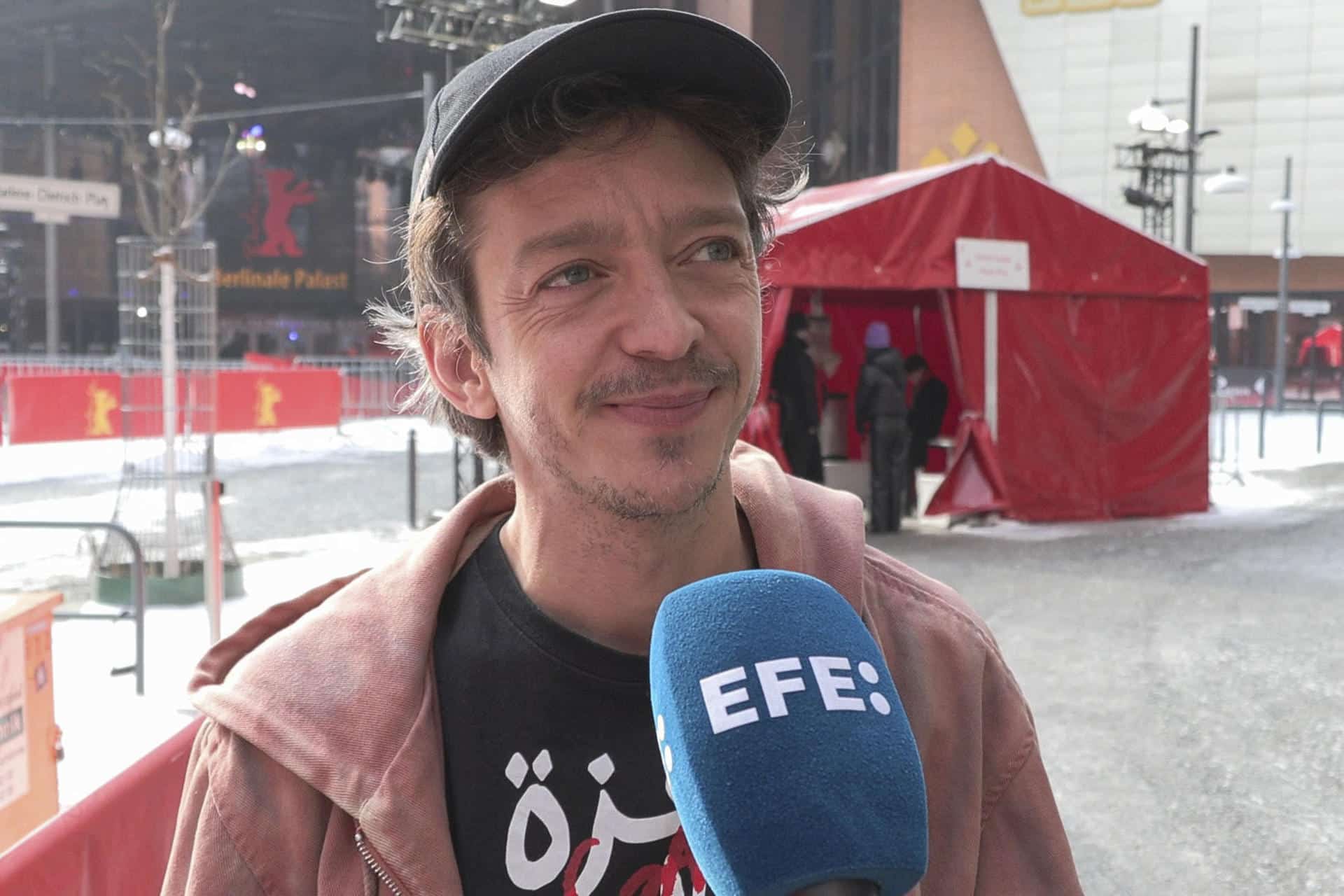 - El actor Nahuel Pérez Biscayart realiza declaraciones a EFE con motivo de la presentación de la película 'Narciso', del realizador paraguayo Marcelo Martinessi este martes en la Berlinale. EFE/ Andrea Gallego y Paloma Rocha