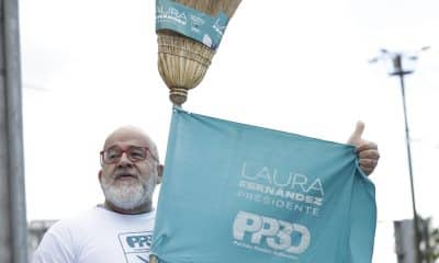 Un simpatizante del partido Pueblo Soberano sostiene una bandera este sábado, en San José (Costa Rica). Los costarricenses acudirán este domingo a las urnas para elegir al presidente del país y los 57 diputados de la Asamblea Legislativa para el periodo 2026-2030. EFE/ Jeffrey Arguedas