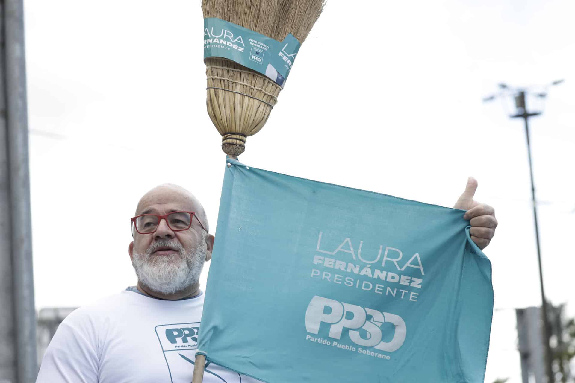 Un simpatizante del partido Pueblo Soberano sostiene una bandera este sábado, en San José (Costa Rica). Los costarricenses acudirán este domingo a las urnas para elegir al presidente del país y los 57 diputados de la Asamblea Legislativa para el periodo 2026-2030. EFE/ Jeffrey Arguedas