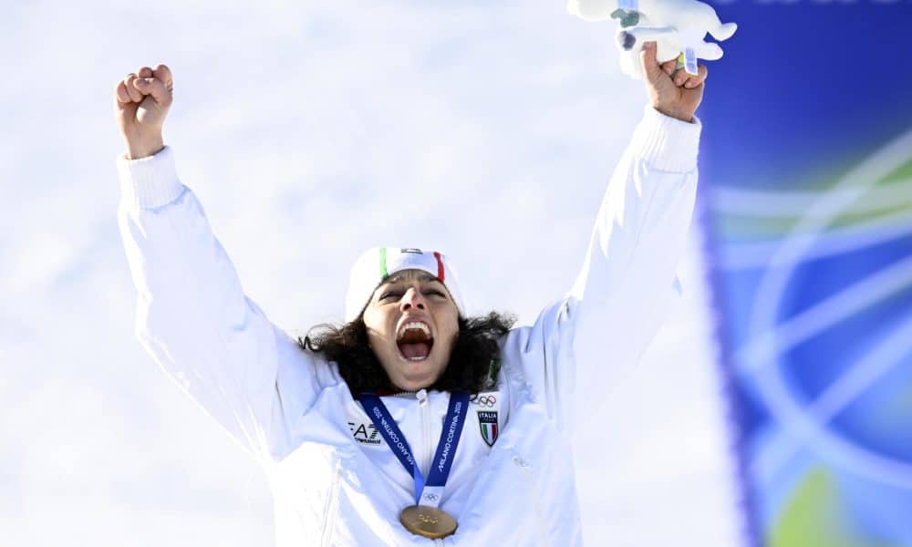 La italiana Federica Brignone celebra su títutlo de campeona olímpica de gigante de esquí alpino de los Juegos de Milán-Cortina d'Ampezzo (Italia),EFE/EPA/DANIEL DAL ZENNARO