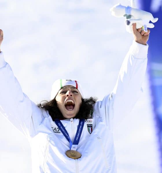 La italiana Federica Brignone celebra su títutlo de campeona olímpica de gigante de esquí alpino de los Juegos de Milán-Cortina d'Ampezzo (Italia),EFE/EPA/DANIEL DAL ZENNARO