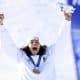 La italiana Federica Brignone celebra su títutlo de campeona olímpica de gigante de esquí alpino de los Juegos de Milán-Cortina d'Ampezzo (Italia),EFE/EPA/DANIEL DAL ZENNARO