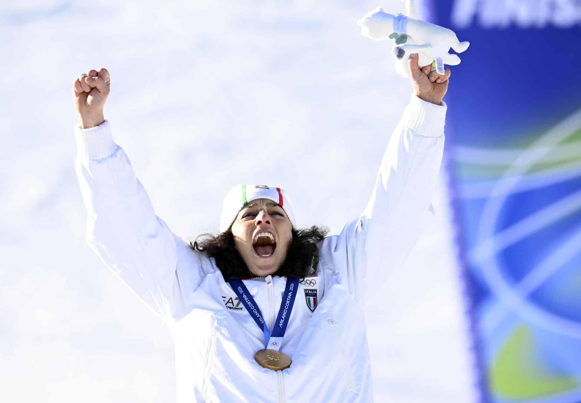 La italiana Federica Brignone celebra su títutlo de campeona olímpica de gigante de esquí alpino de los Juegos de Milán-Cortina d'Ampezzo (Italia),EFE/EPA/DANIEL DAL ZENNARO