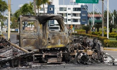 Fotografía que muestra un vehículo incendiado en una vía de Puerto Vallarta (México) . EFE/ Arturo Montero