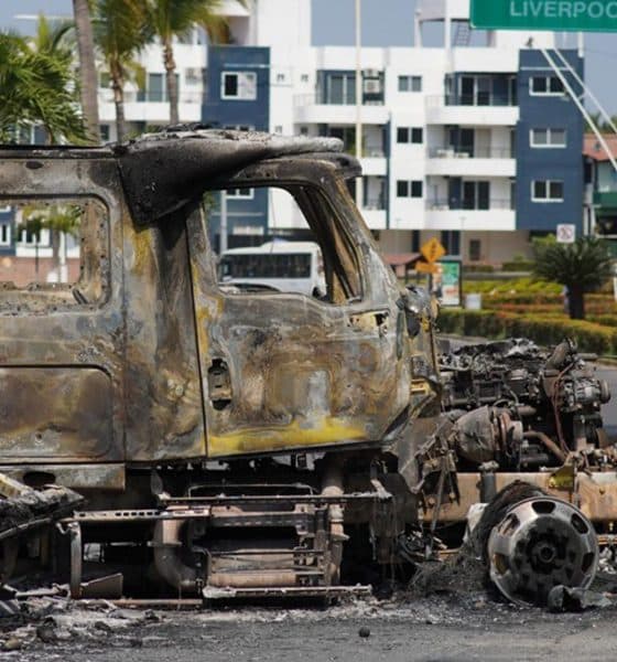 Fotografía que muestra un vehículo incendiado en una vía de Puerto Vallarta (México) . EFE/ Arturo Montero