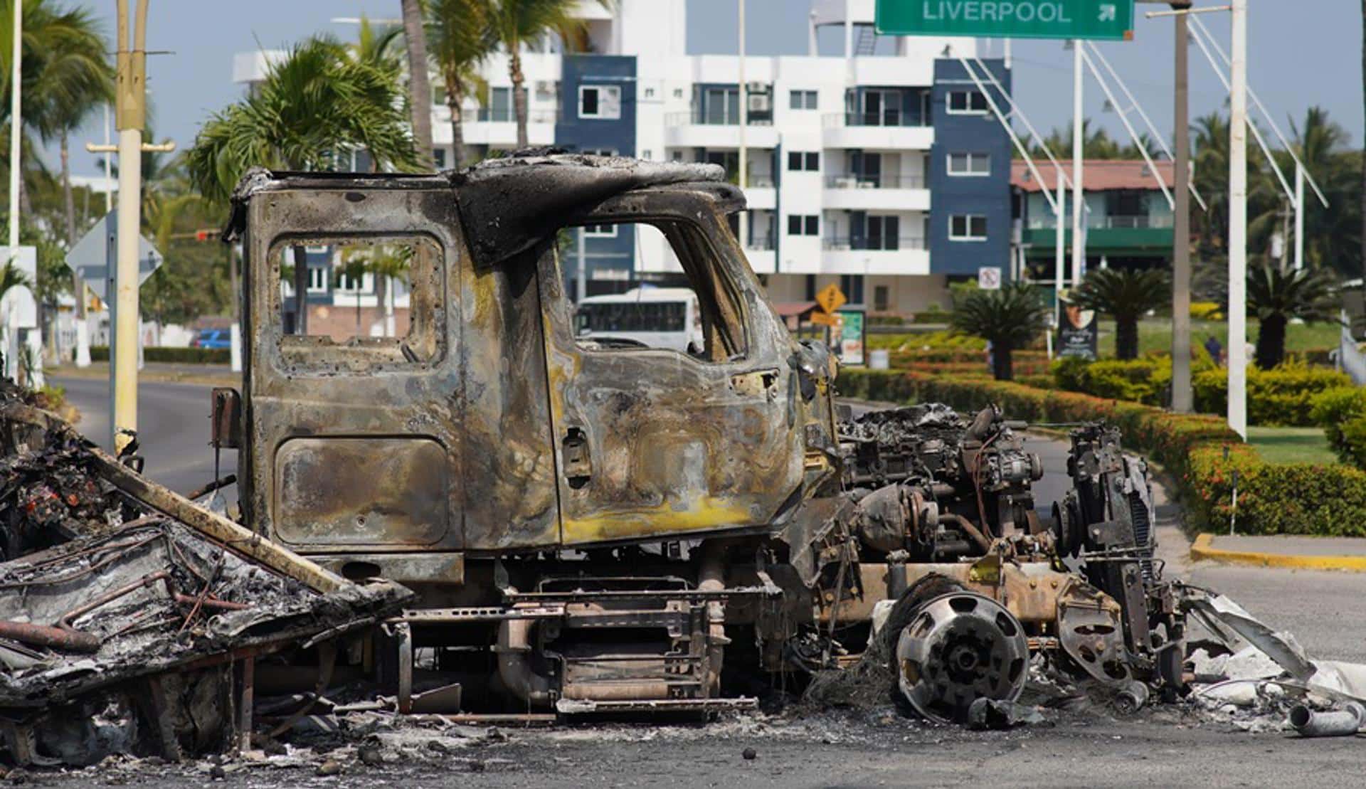 Fotografía que muestra un vehículo incendiado en una vía de Puerto Vallarta (México) . EFE/ Arturo Montero