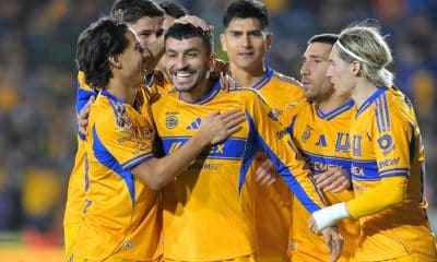 Angel Correa (c) de Tigres celebra un gol con sus compañeros este viernes, en un partido del Torneo Clausura 2026 de la Liga MX entre Tigres y Santos Laguna en el Estadio Universitario, San Nicolás de los Garza (México). EFE/Miguel Sierra.