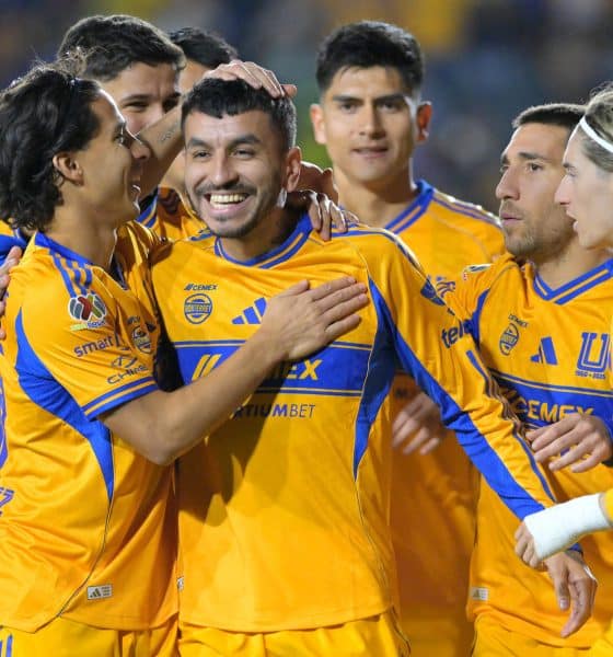 Angel Correa (c) de Tigres celebra un gol con sus compañeros este viernes, en un partido del Torneo Clausura 2026 de la Liga MX entre Tigres y Santos Laguna en el Estadio Universitario, San Nicolás de los Garza (México). EFE/Miguel Sierra.