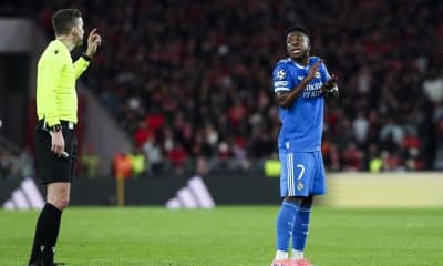 El jugador brasileño del Real Madrid Vinicius Junior dialoga con el arbitro durante el partido de fútbol de la Liga de Campeones entre el Benfica y el Real Madrid en el que presuntamente recibió insultos racistas proferidos por parte del argentino Gianluca Prestianni. EFE/EPA/JOSE SENA GOULAO
 
//////////
 
Lisbon (Portugal), 17/02/2026.- Real Madrid's Vinicius Junior dennounces racism in the stands to the referee during the UEFA Champions League soccer match between Benfica and Real Madrid, in Lisbon, Portugal, 17 February 2026. (Liga de Campeones, Lisboa) EFE/EPA/JOSE SENA GOULAO