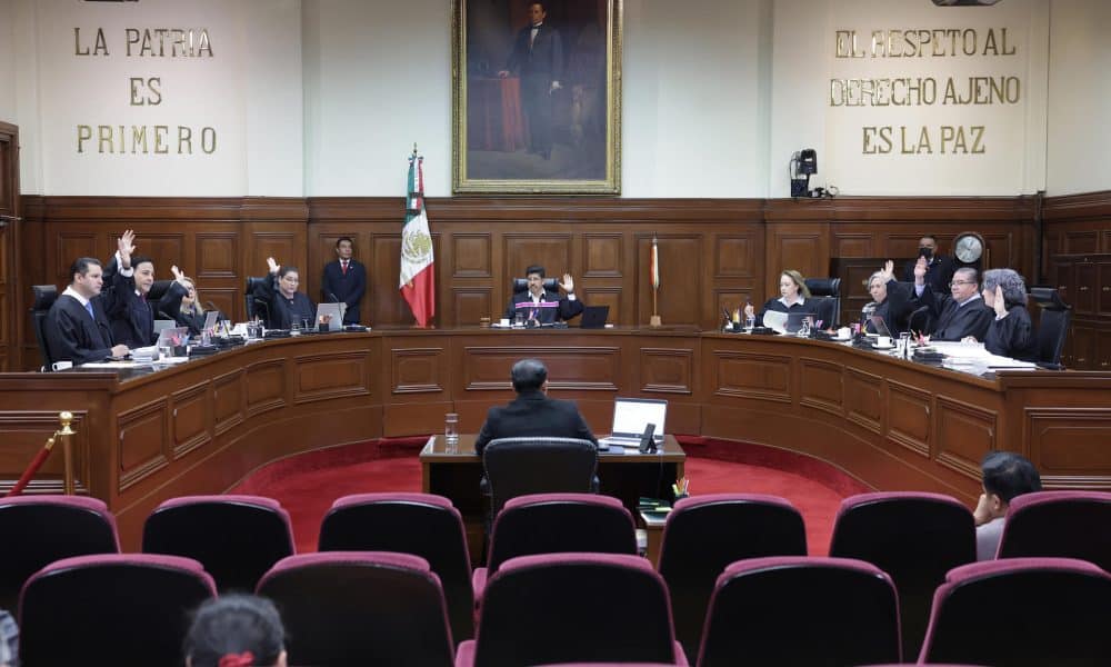 Fotografía cedida por la Suprema Corte de Justicia de la Nación (SCJN), de su pleno durante una votación en la sesión de este lunes en Ciudad de México (México). EFE/ Suprema Corte de Justicia de la Nación (SCJN)/SOLO USO EDITORIAL/ NO VENTAS/ SOLO DISPONIBLE PARA ILUSTRAR LA NOTICIA QUE ACOMPAÑA (CRÉDITO OBLIGATORIO)