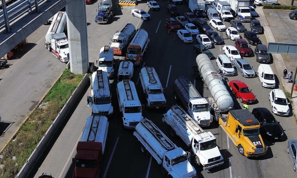 Fotografía aérea del colapso del tránsito debido a un bloqueo realizado por transportistas de agua, en una carretera del municipio de Lerma (México). Imagen de archivo. EFE/Felipe Gutiérrez