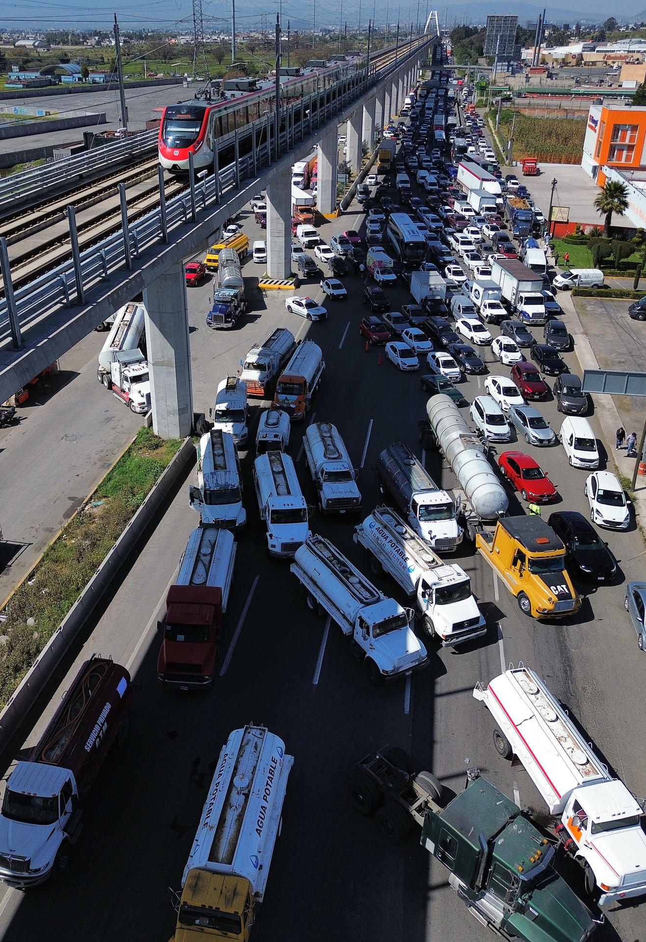 Fotografía aérea del colapso del tránsito debido a un bloqueo realizado por transportistas de agua, en una carretera del municipio de Lerma (México). Imagen de archivo. EFE/Felipe Gutiérrez