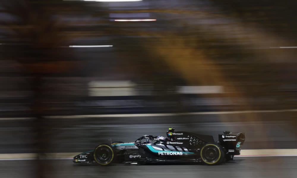 Kimi Antonelli (en la imagen) y George Russell, compañeros de equipo en Mercedes, fueron los más rápidos del tercer y último día de los test de pretemporada en Baréin antes del inicio del Mundial de Fórmula 1. EFE/EPA/ALI HAIDER