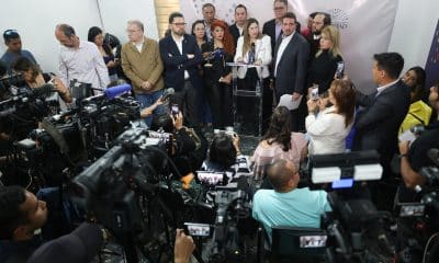 La diputada opositora Nora Bracho (c) habla en una rueda de prensa este viernes, en Caracas (Venezuela). EFE/ Miguel Gutiérrez