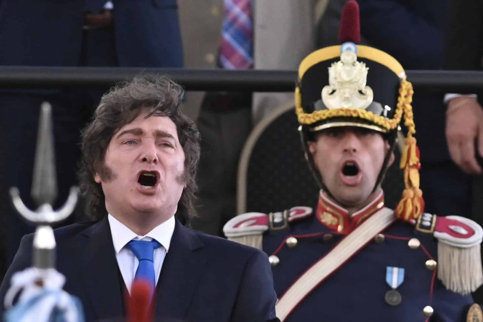 El presidente de Argentina, Javier Milei (c), asiste a una ceremonia en San Lorenzo (Argentina). EFE/ Sebastián Granata
