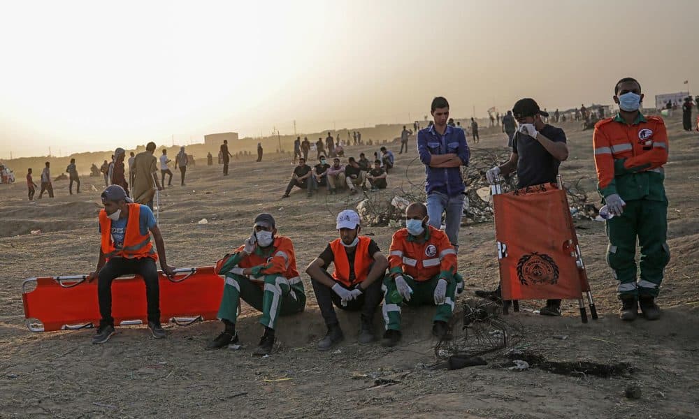 FOTO ARCHIVO. Médicos esperan a los heridos durante los enfrentamientos cerca de la frontera entre Israel y la Franja de Gaza.(Abierto, Protestas, Jerusalén,) EFE/EPA/MOHAMMED SABER