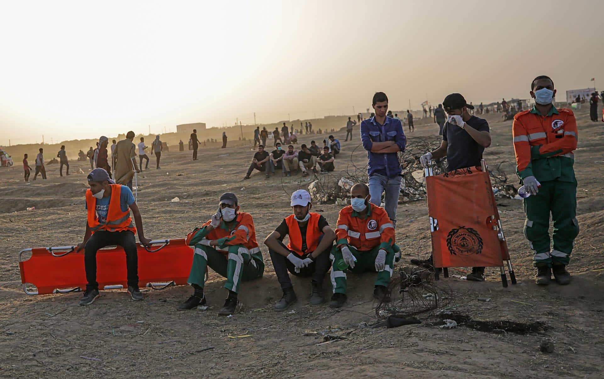 FOTO ARCHIVO. Médicos esperan a los heridos durante los enfrentamientos cerca de la frontera entre Israel y la Franja de Gaza.(Abierto, Protestas, Jerusalén,) EFE/EPA/MOHAMMED SABER