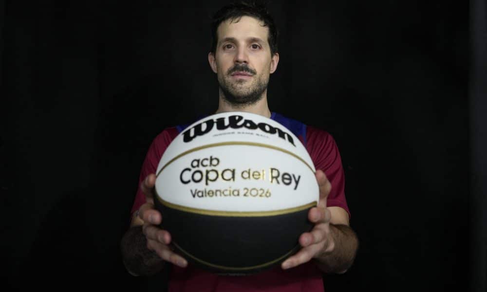 El base argentino Nicolás Laprovittola (Morón, 1990) habla, en una entrevista con EFE, con la tranquilidad de los veteranos, ya sea para desgranar por qué el Barça, pese a las bajas, tiene opciones de ganar la Copa del Rey en Valencia, o para explicar cómo intenta "jugar de otra manera" después de recuperarse de la grave lesión en la rodilla que sufrió en octubre de 2024, la peor de su dilatada trayectoria. EFE/Alejandro Garcia