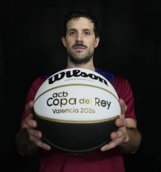 El base argentino Nicolás Laprovittola (Morón, 1990) habla, en una entrevista con EFE, con la tranquilidad de los veteranos, ya sea para desgranar por qué el Barça, pese a las bajas, tiene opciones de ganar la Copa del Rey en Valencia, o para explicar cómo intenta "jugar de otra manera" después de recuperarse de la grave lesión en la rodilla que sufrió en octubre de 2024, la peor de su dilatada trayectoria. EFE/Alejandro Garcia