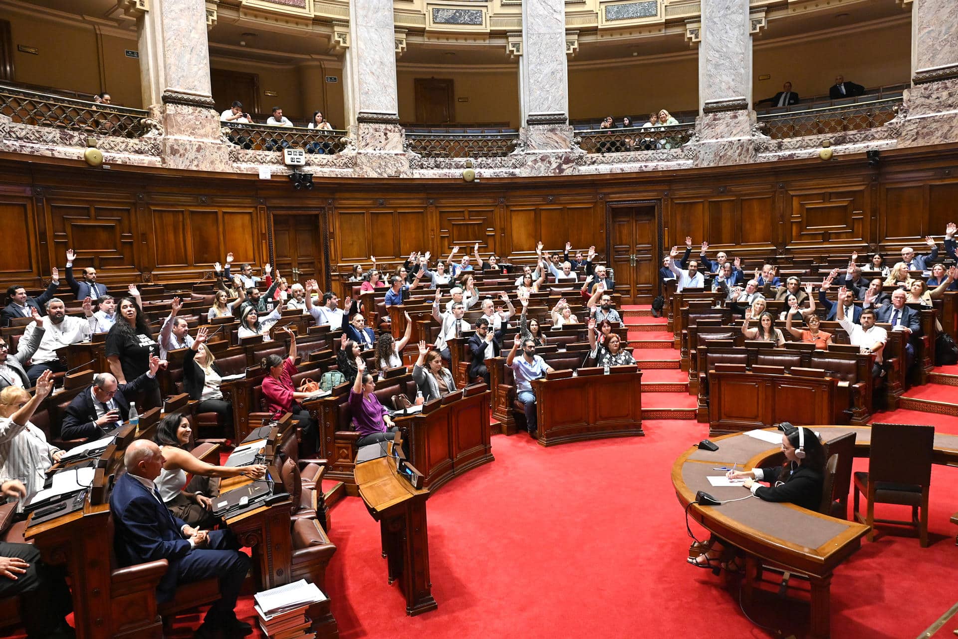 Diputados uruguayos durante la votación para ratificar el acuerdo UE-Mercosur este jueves, en Montevideo (Uruguay). EFE/ Federico Gutiérrez