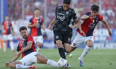 Gastón Giménez (i) y Lucas Quintana (d), de Cerro Porteño, disputan un balón con Alex Franco, de Olimpia, en un partido de la primera división de Paraguay entre Cerro Porteño y Olimpia en el estadio General Pablo Rojas en Asunción (Paraguay). EFE/Juan Pablo Pino