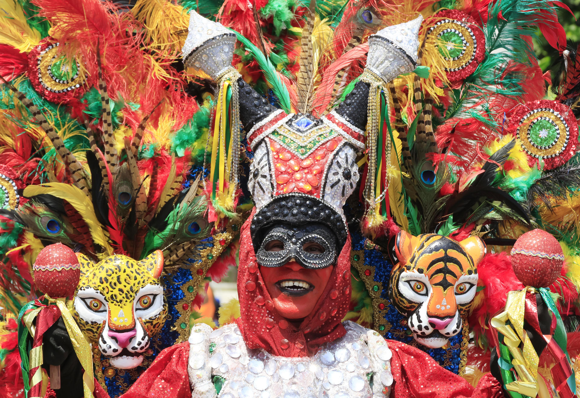 Una persona participa en la Gran Parada de Comparsas este lunes, en el Carnaval de Barranquilla (Colombia). EFE/ Ricardo Maldonado Rozo