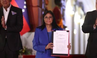 La presidenta encargada de Venezuela, Delcy Rodríguez, sostiene el documento de la ley de amnistía este jueves, en Caracas (Venezuela). EFE/ Ronald Pena R