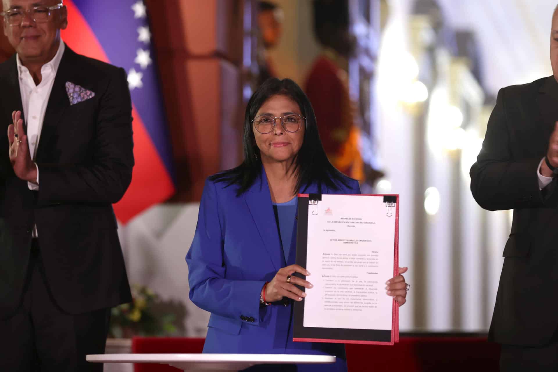 La presidenta encargada de Venezuela, Delcy Rodríguez, sostiene el documento de la ley de amnistía este jueves, en Caracas (Venezuela). EFE/ Ronald Pena R
