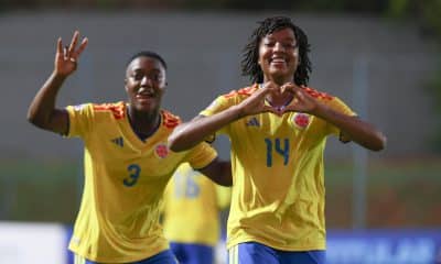 Jugadoras de Colombia celebran un gol ante Uruguay en el estadio Emiliano Ghezzi, en Asunción (Paraguay). EFE/Juan Pablo Pino