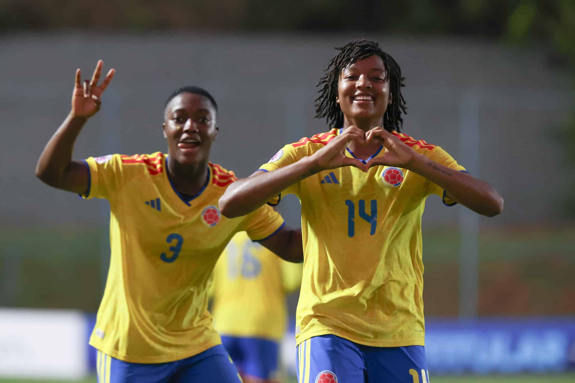 Jugadoras de Colombia celebran un gol ante Uruguay en el estadio Emiliano Ghezzi, en Asunción (Paraguay). EFE/Juan Pablo Pino