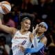 Las jugadoras Satou Sabally, del Phoenix Mercury, y Allisha Gray, de Atlanta Dream, durante un partido de la liga WNBA el pasado 1 de agosto. EFE/EPA/ERIK S. LESSER SHUTTERSTOCK OUT