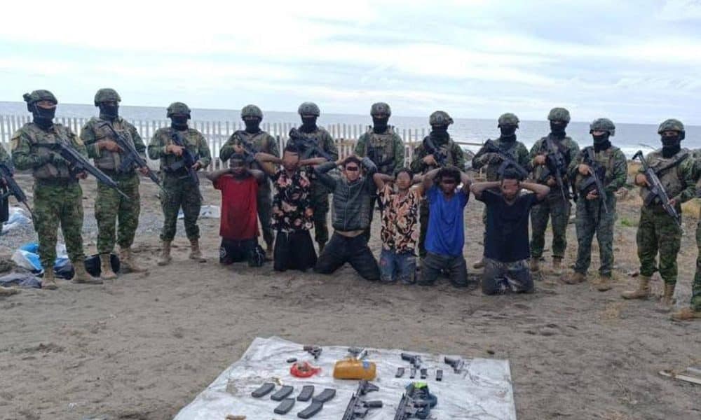 Fotografía difundida por el Ministerio de Defensa de Ecuador de integrantes de las Fuerzas Armadas tras la detención de alias La Vaca, un presunto cabecilla de la banda criminal Los Choneros, y a otros cinco integrantes del grupo organizado en la provincia costera de Manabí (Ecuador). EFE/ Ministerio de Defensa de Ecuador