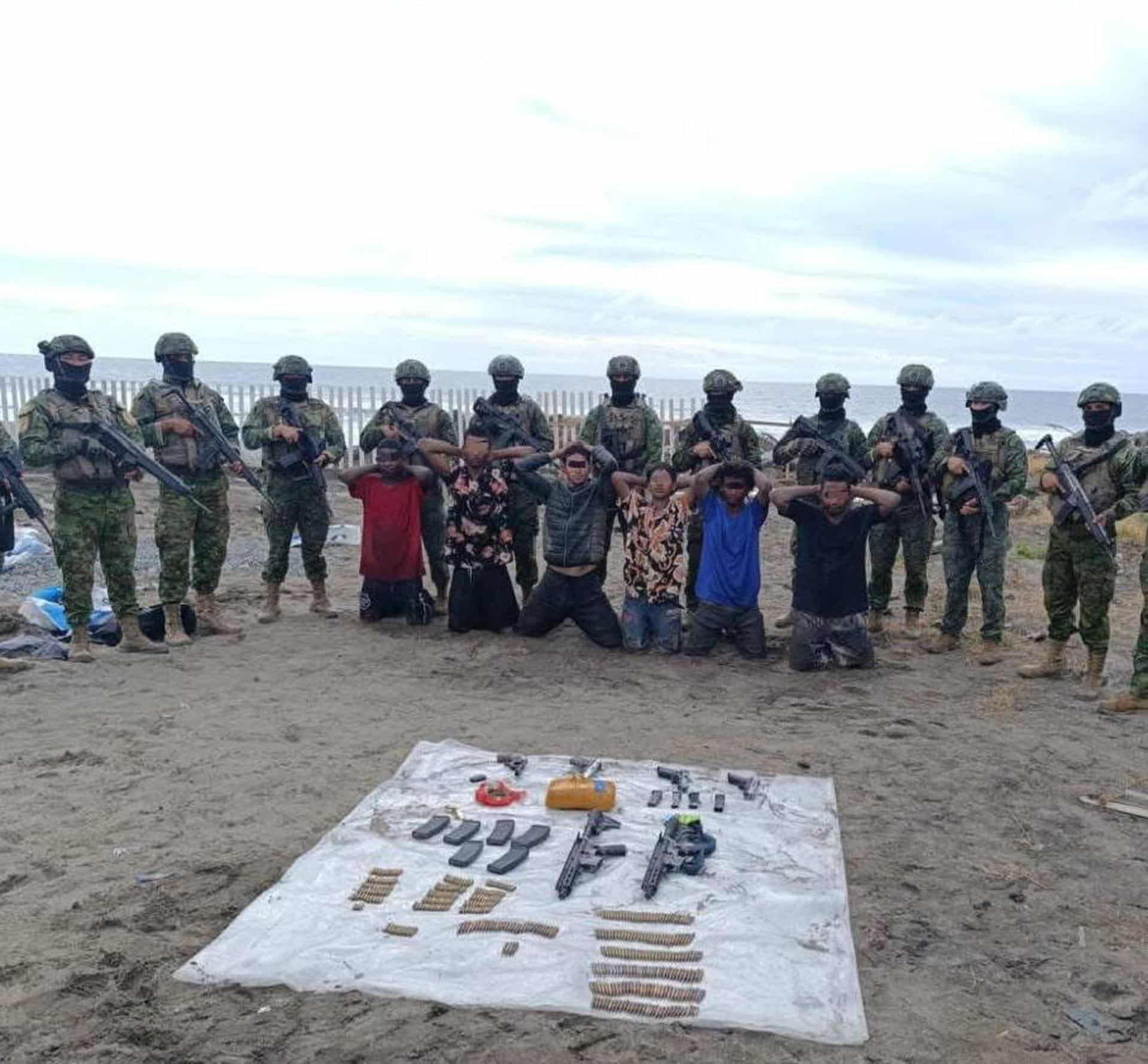 Fotografía difundida por el Ministerio de Defensa de Ecuador de integrantes de las Fuerzas Armadas tras la detención de alias La Vaca, un presunto cabecilla de la banda criminal Los Choneros, y a otros cinco integrantes del grupo organizado en la provincia costera de Manabí (Ecuador). EFE/ Ministerio de Defensa de Ecuador